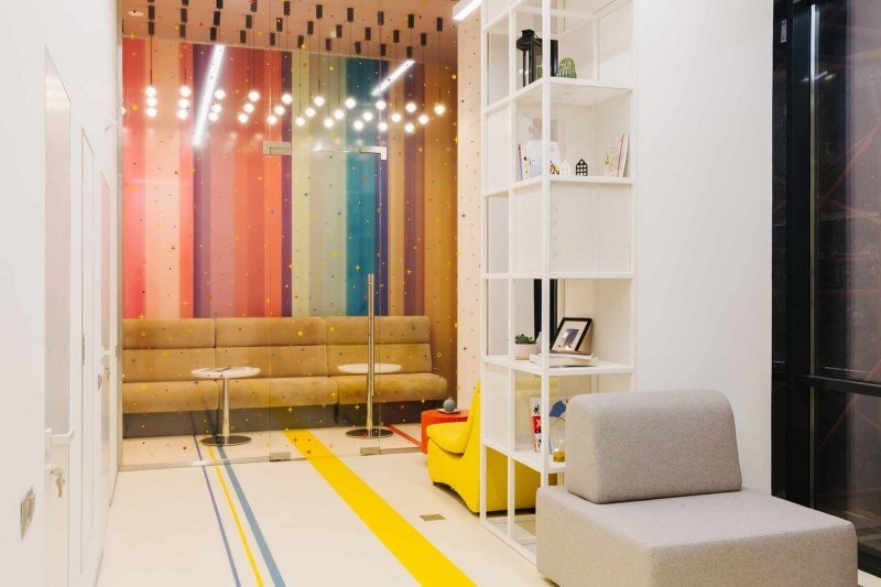 Стеклянная перегородка как способ зонирования и изящная деталь. Фото: Мир Квартир