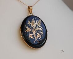 Помимо медальонов с портретами, в более позднее время появляются двустворчатые, внутрь которых могли вставляться изображения, вкладываться волосы и другие памятные объекты, а с появлением фотографии и миниатюрные снимки. Большинство предметов, дошедших до нашего времени -это предметы второй половины 19- начала 20 века. Это время связано с правлением королевы Виктории и поэтому в антикварных лавках Европы такие предметы называют викторианскими. Сама королева была очень сентиментальна и это распространялось на все слои общества. В России такие медальоны носило как дворянство, так и купечество. Делали их и из серебра. Медальоны этого времени достаточно крупные от 3см в  длину и больше. Их декор мог быть самым разнообразным: от скромной гравировки до эффектных эмалевых покрытий с вставками из драгоценных камней. В своих любимых антикварных лавочках Амстердама я видела немало таких предметов. предлагаю полюбоваться и вам. Обратите внимание на медальон покрытый цветами- он 17 века. В викторианское время очень популярен был этрусский стиль. Медальон прямоугольной формы с филигранью оттуда. А как эффектен тот , что украшен жемчугом. Согласитесь, как бы не менялась мода, эти вещи будут востребованы всегда.