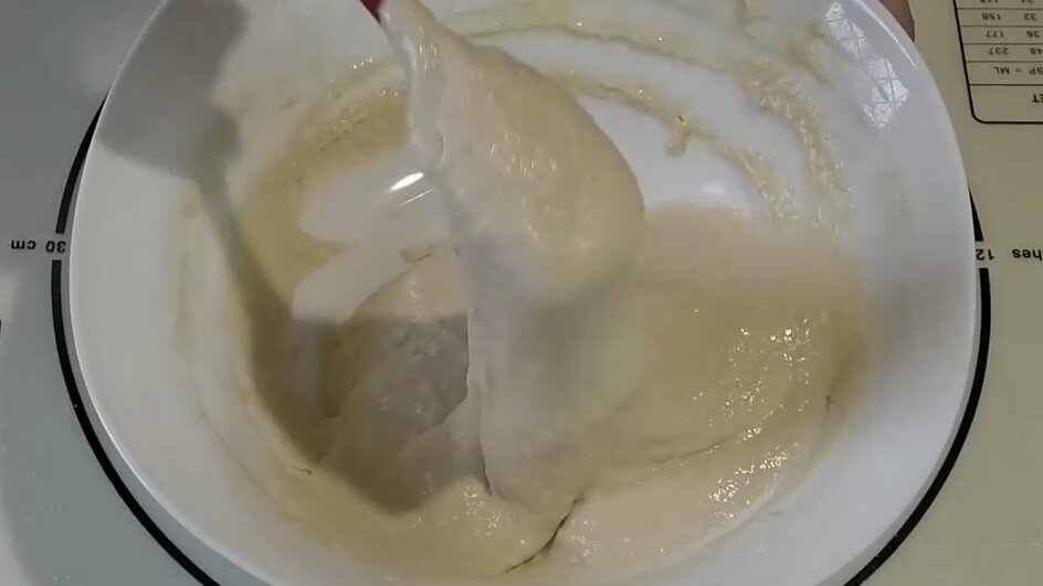 Тесто накрыть пищевой пленкой и оставить на 30-40 минут в теплом месте.