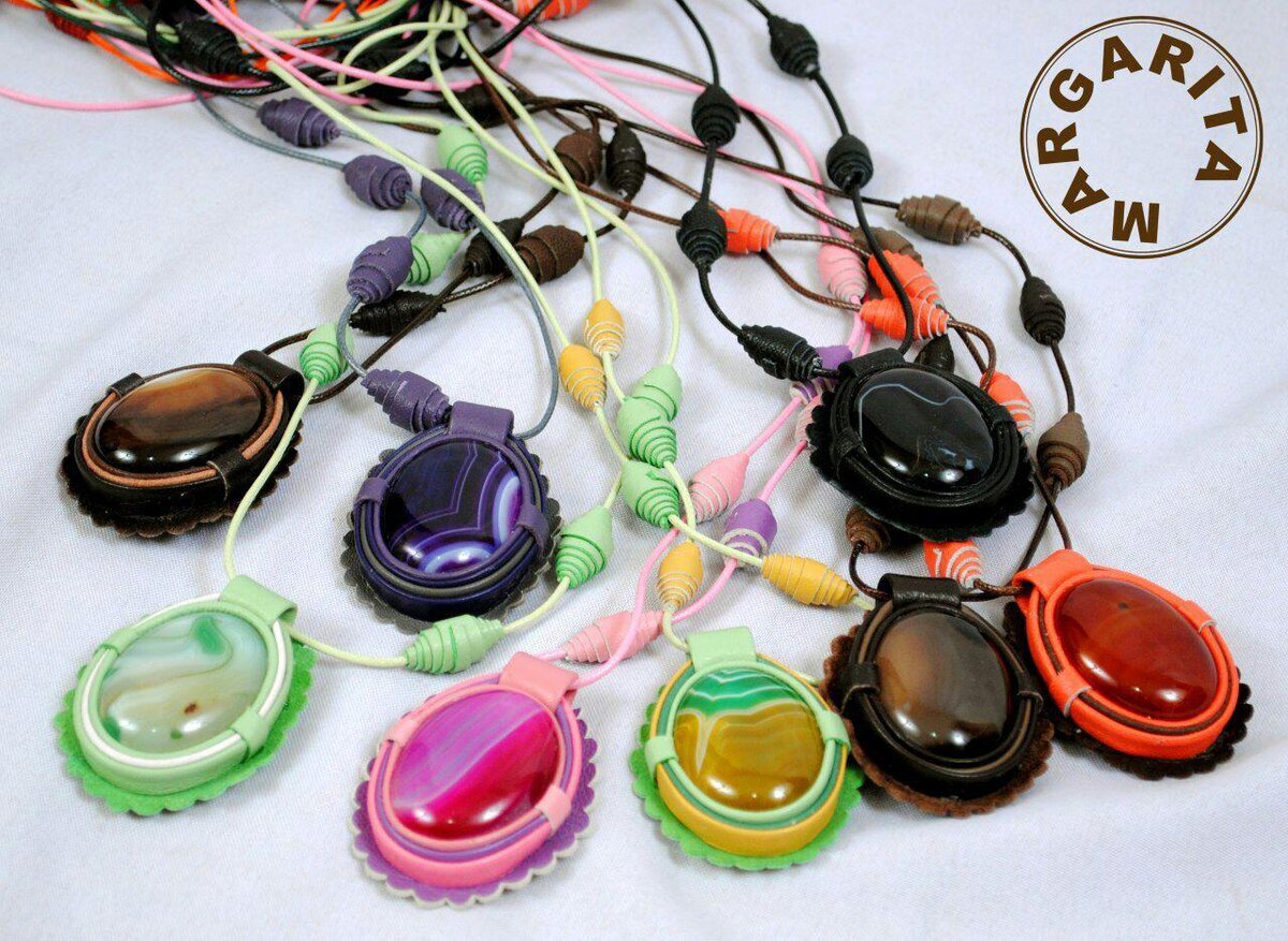 Авторская работа мастера Маргариты Валитовой. Кулоны. Натуральная кожа и тонированные агаты.