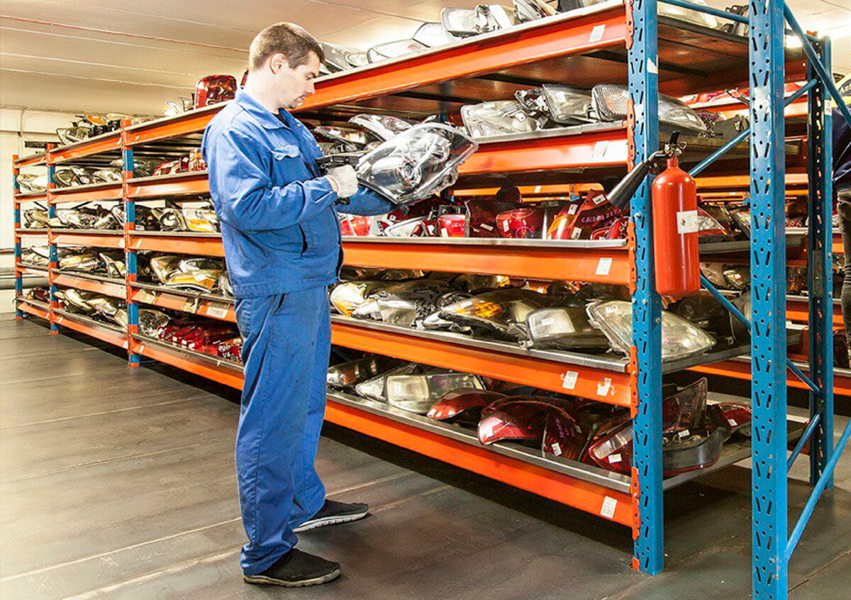 кладовщик в армии. работник склада фото. кладовщик склада запчастей. разнорабочий на склад. сотрудники dpd.