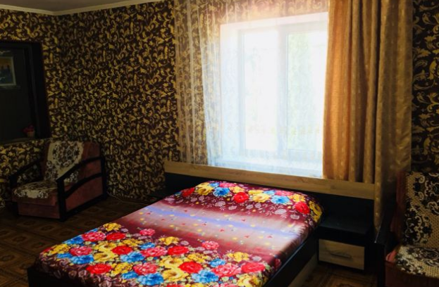 Это Алушта, однокомнатная квартира 38 квадратных метров за 2300 рублей в сутки