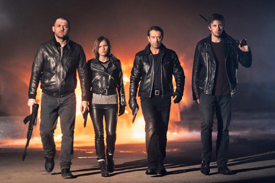 Крутые парни и девушки не смотрят на взрывы, но и в полиции в такой одежде не служат