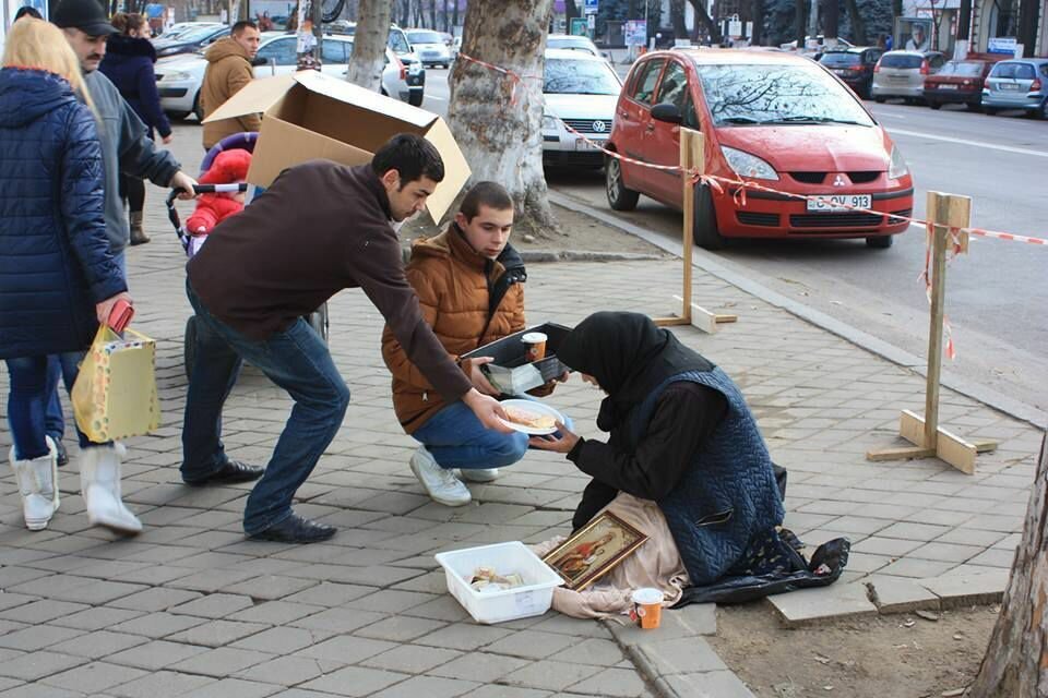 Попрошайки у храма