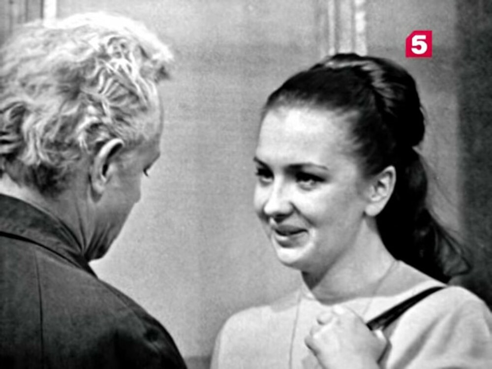 А девушку, Наташу Проскурову, играет Наталья Тенякова, которая тоже по своему возрасту очень подходит героине рассказа. И эта вежливая и воспитанная коренная ленинградка с ходу лихо отбивает предложение Гущина погулять с ним по городу. Ехидненькая такая особа, однозначно "стойкий оловянный солдатик".