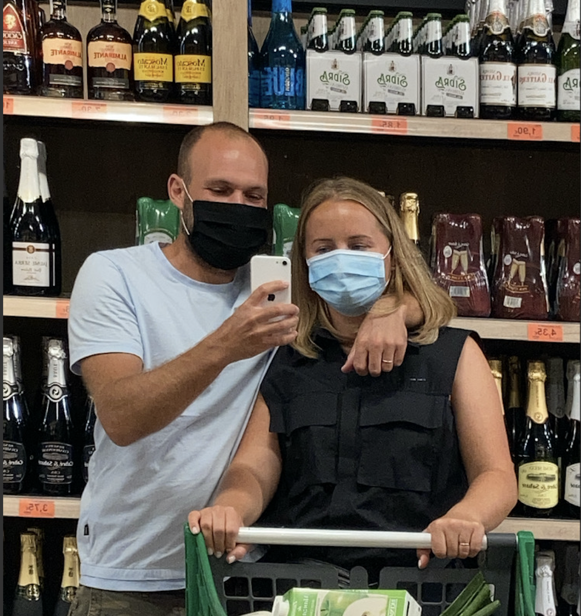 Времена такие, лица девушек скрыты