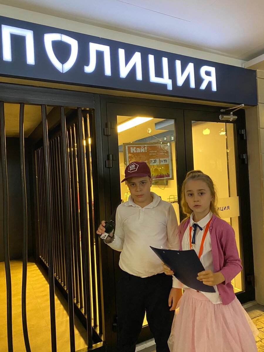 Если стану полицейским,                                                                                                                                   Всех преступников схвачу!                                                                                                                               Если надо, и в погоню                                                                                                                                               На машине я помчу!                                                                                                                                      Эвелина Лосева, Георгий Абрамов. Фото: Ирина Лосева. Кидзания.                    