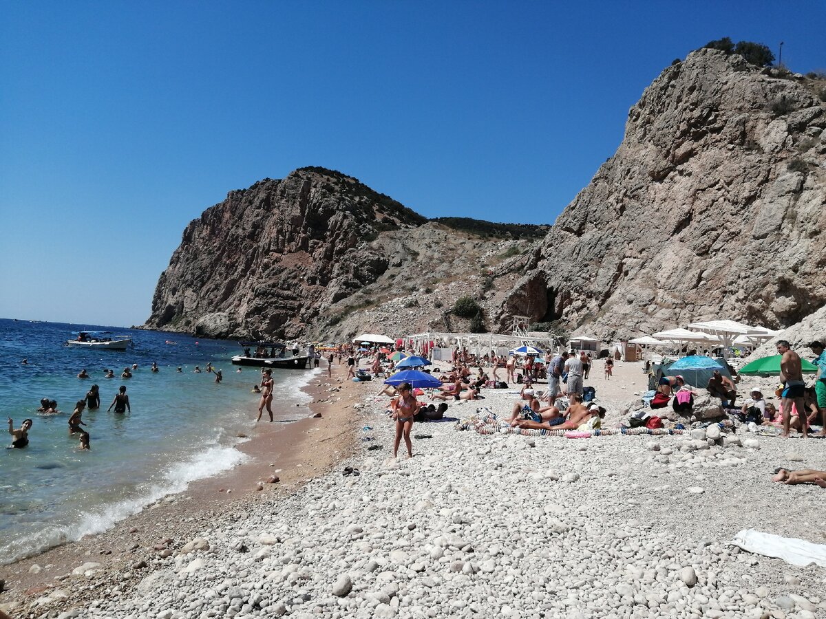 На пляжах Крыма яблоку не где упасть