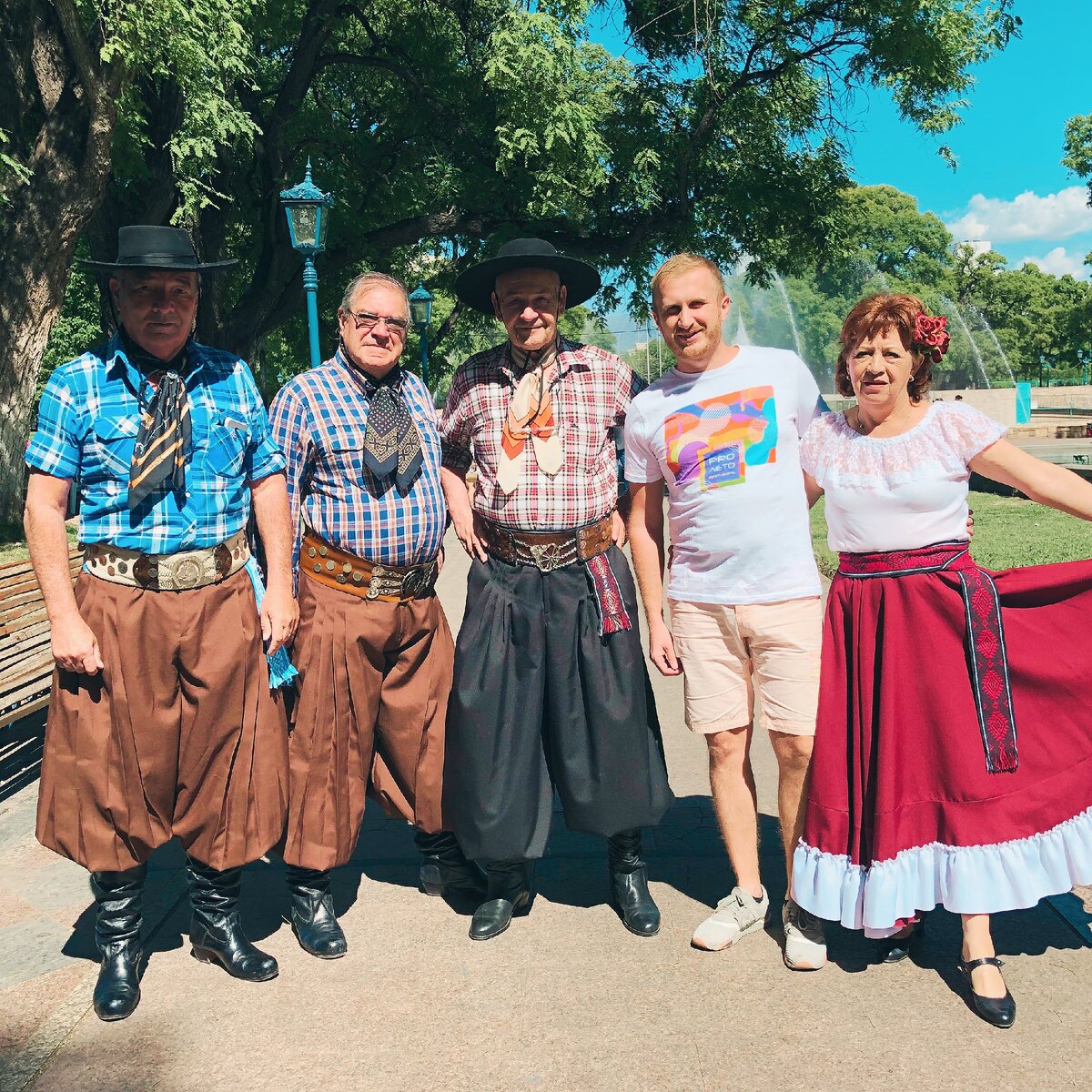 Я, Гаучо и Чина на фестивале в Мендосе, Аргентина.