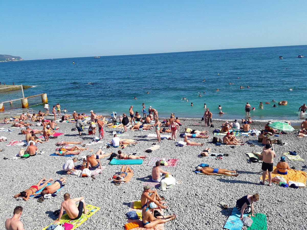 В Крыму продолжается лето, 5 октября, а на Приморском пляже Ялты полно отдыхающих, показываю, какая здесь сейчас обстановка