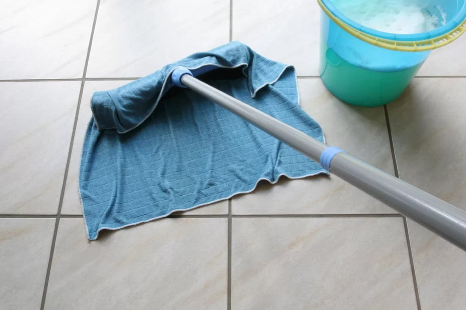 Раньше мыла такой шваброй вручную, очень тяжело. Сейчас сын подарил швабру-лентяйку, это просто находка!