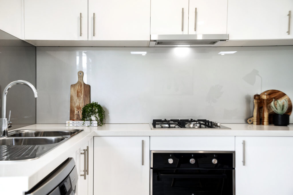 Г-образная или по-русски угловая кухня.