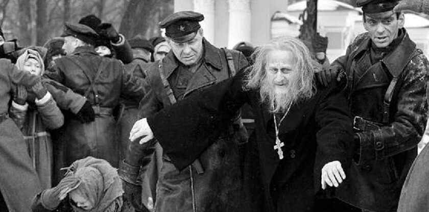 Чекисты арестовывают священника. Иллюстрация из открытых источников