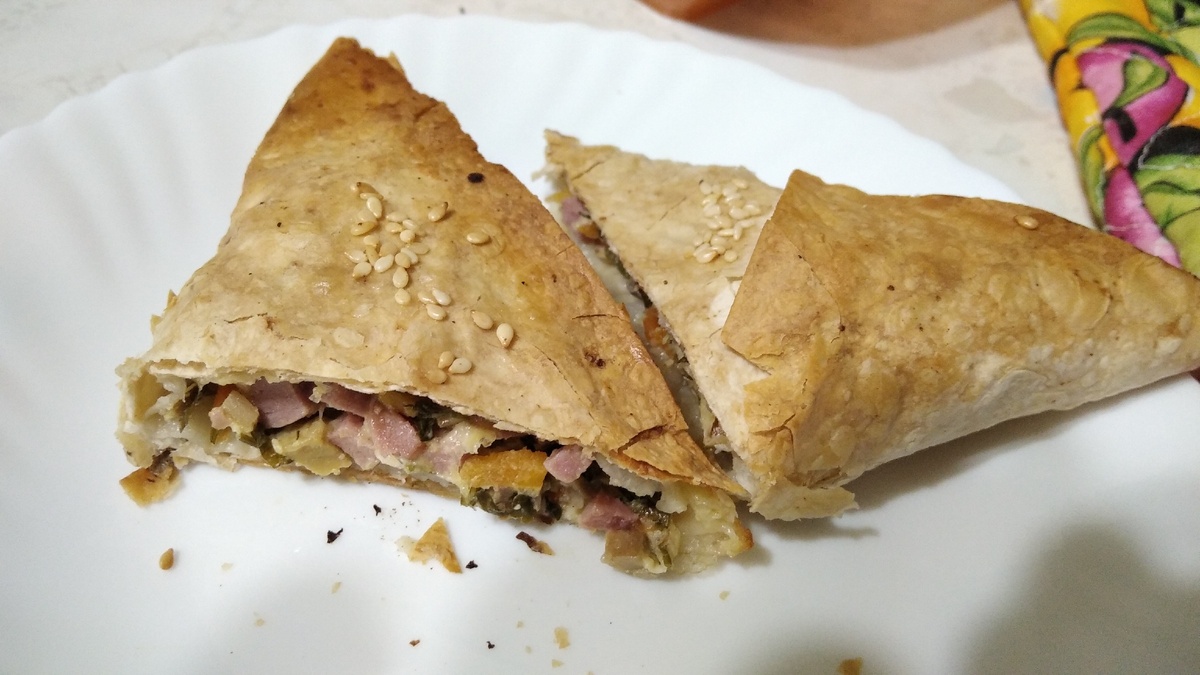 Нам понадобиться: сосиски, лаваш, морковка по корейский, грибы, сметана, сыр.