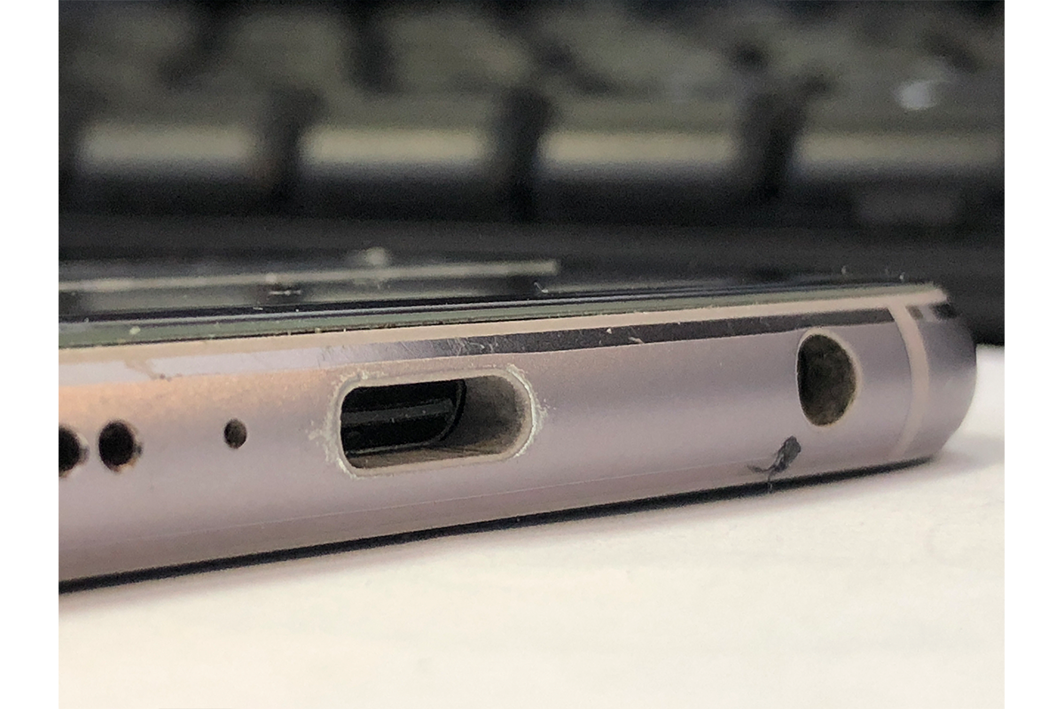 Сильные потертости вокруг разъема зарядки