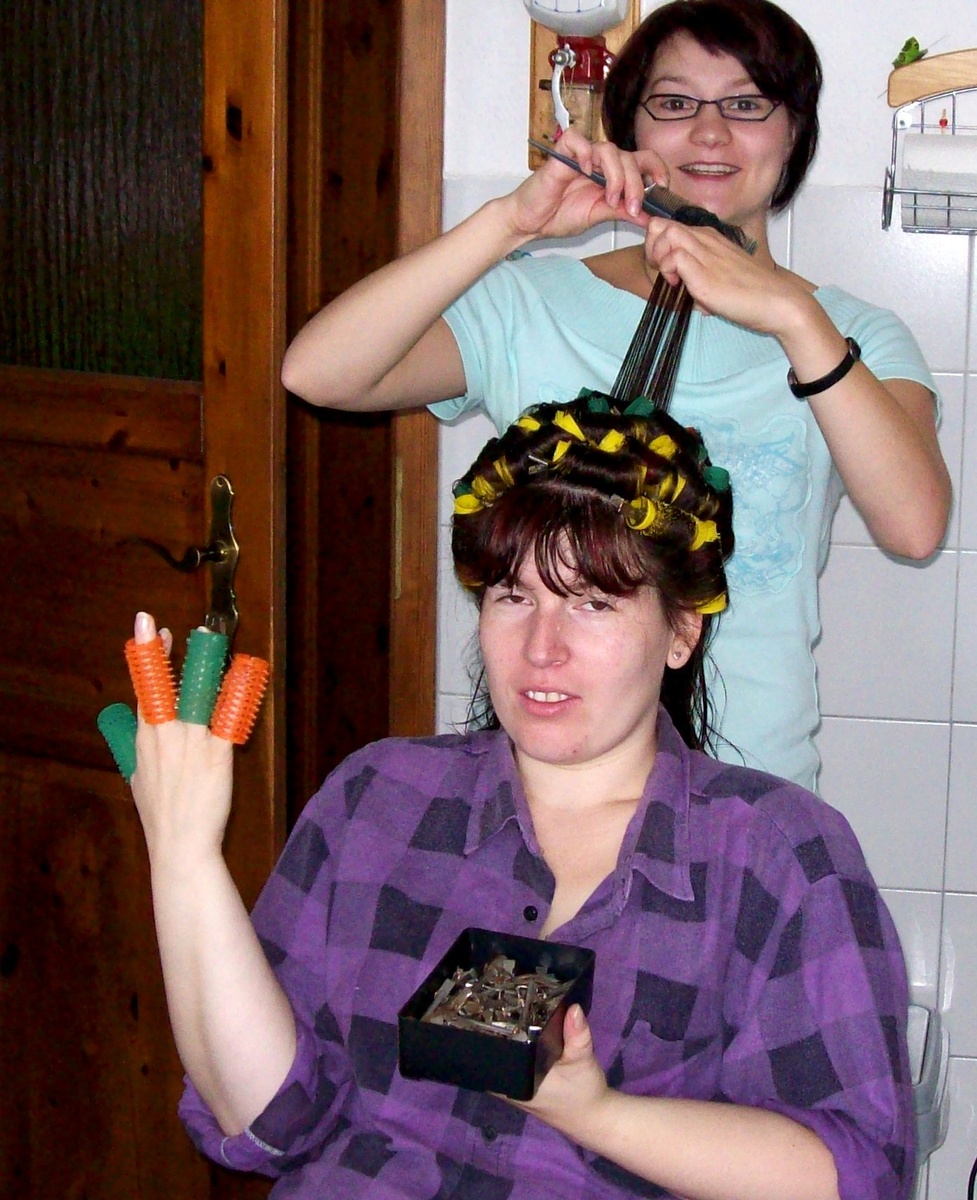 Немка «наводит марафет» перед свадьбой.  