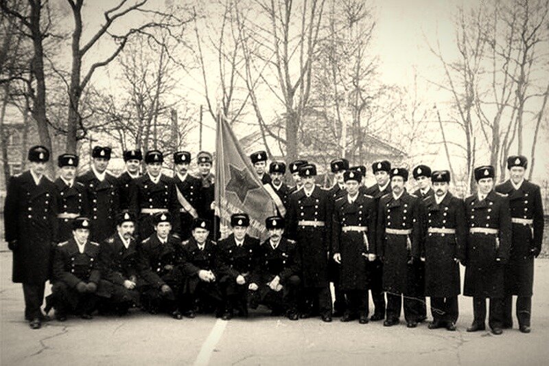 Фотография 1988 г. с офицерами и знаменем 183-го МРАП, выложенная Виталием Макловым в Одноклассниках в группе служивших в этой части.