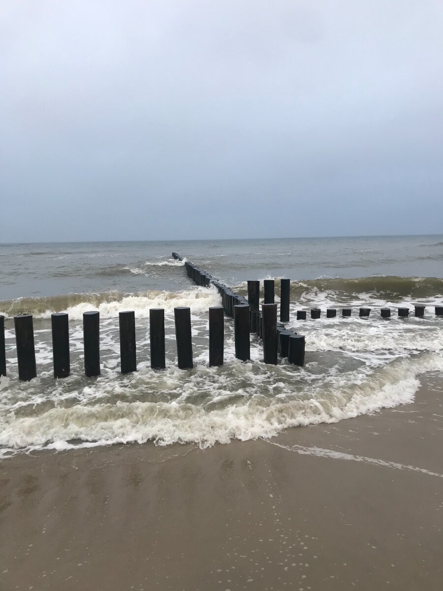 Спускались к морю сегодня с дальнего конца нового променада.