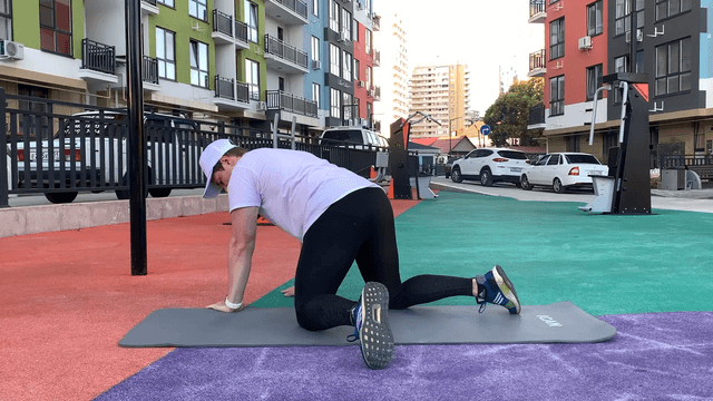 Движение тазом назад "стопы внутрь"