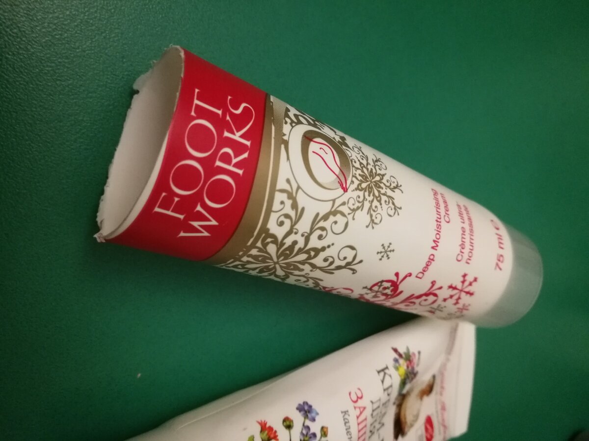 Отрезаем дно одного из тюбиков.