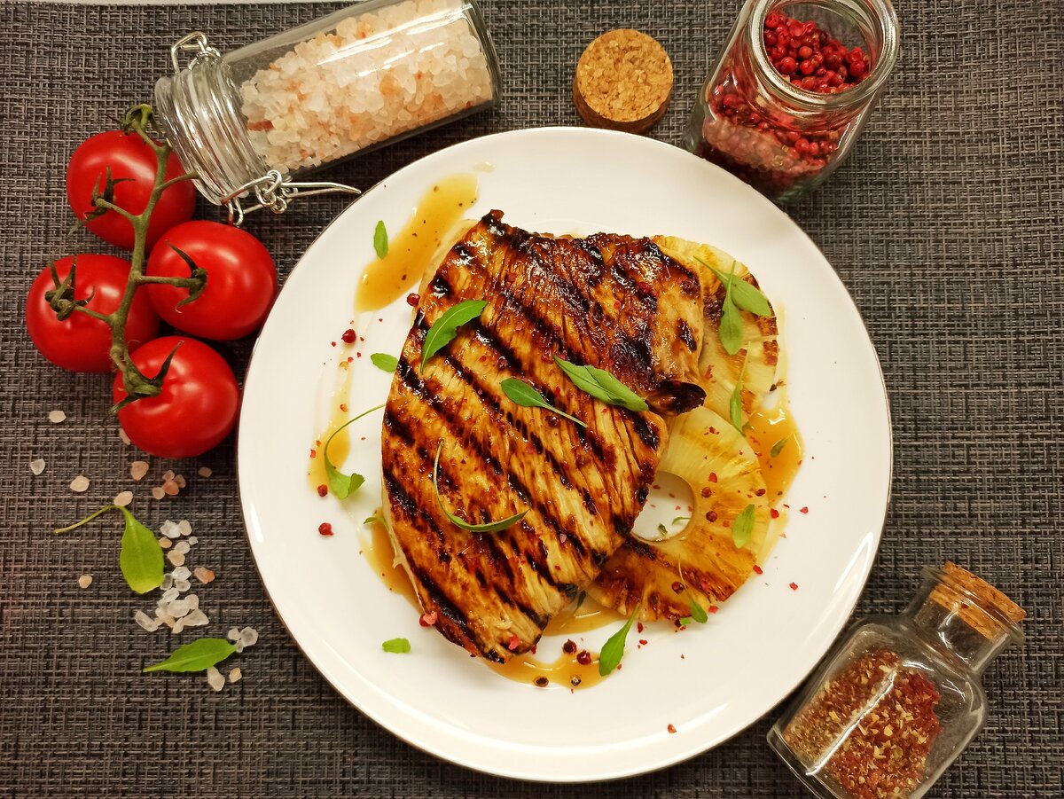 Филе индейки с шайбами из ананасов на гриле