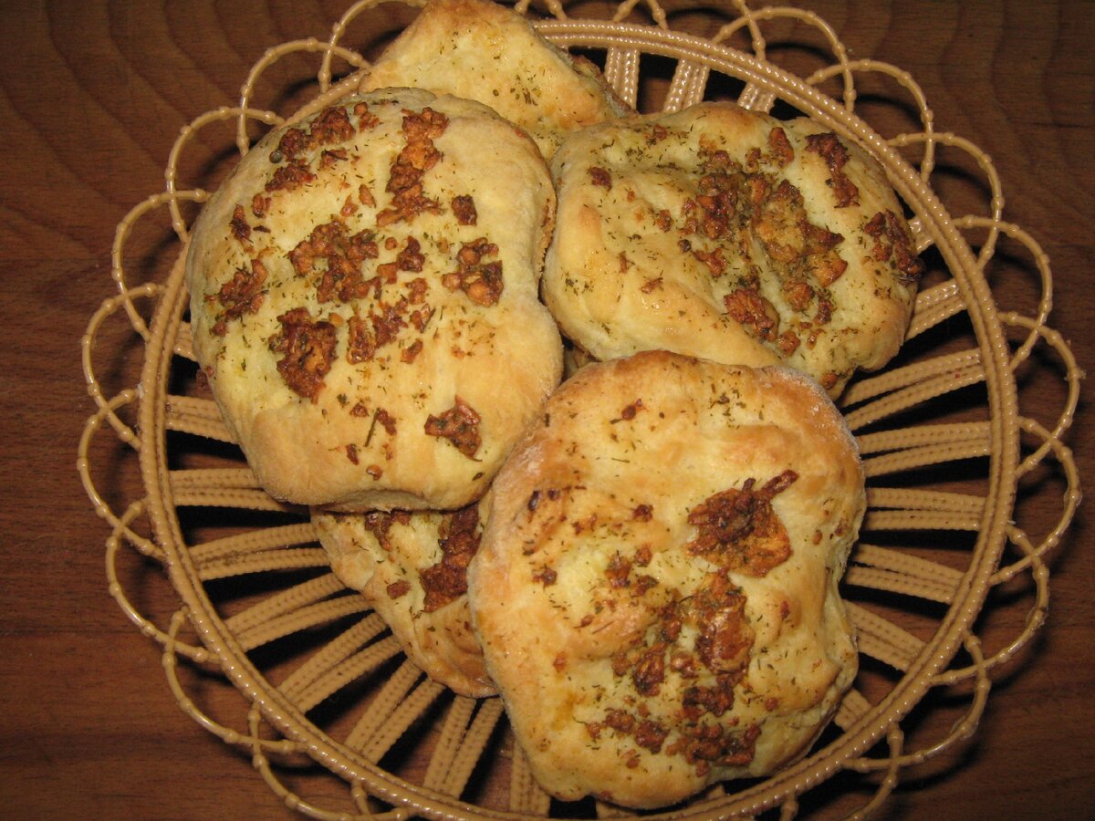 Соленое печенье с чесноком и зеленью