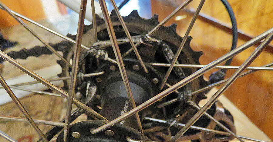 Спицы привязаны веревкой к большой звёздочке. Снимок, конечно же, постановочный, с другим колесом и с не очень тщательной привязкой спиц к звёздочке. Привязывайте крепче, если окажитесь в похожей ситуации!