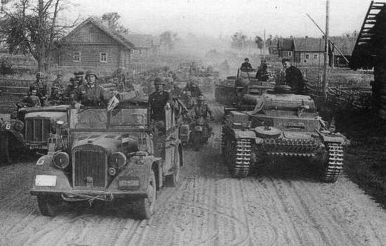 Элементы немецкой 3-й танковой армии на дороге под Пружанами, июнь 1941 г.)