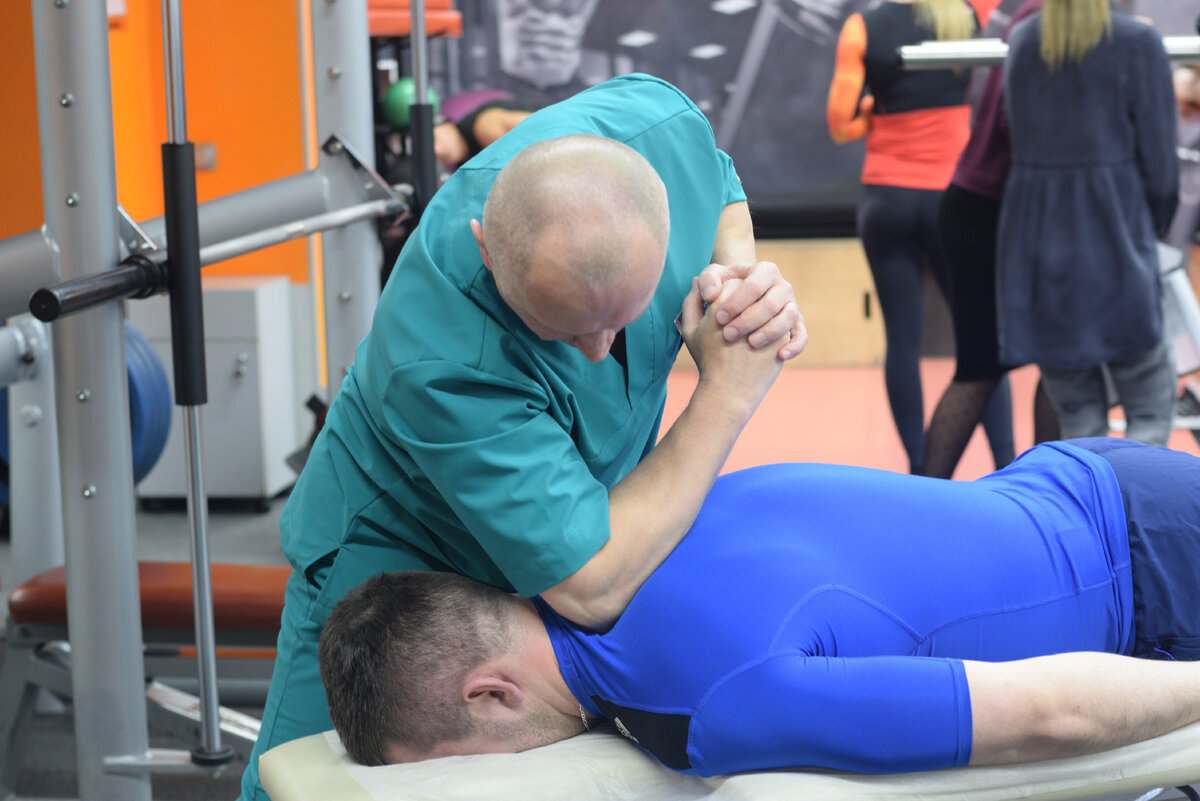 Массаж локтем воротниковой зоны. Тоже спортивный вариант. Такая техника не применяется тем, кто пришёл на массаж впервые, не бойтесь. 