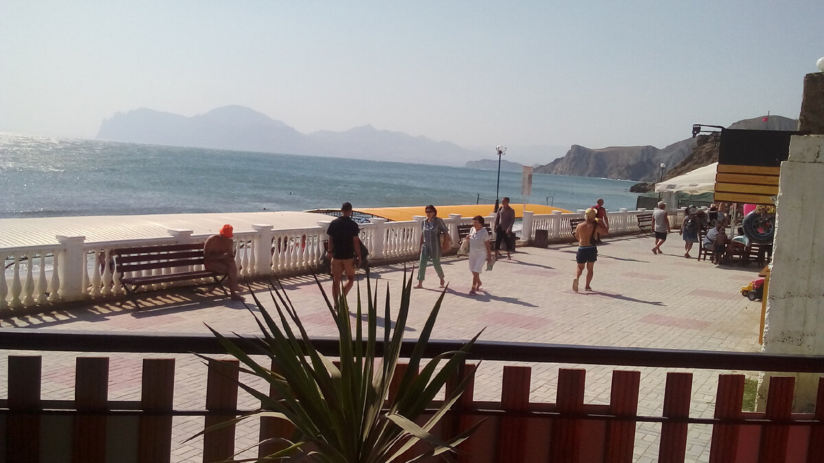   Набережная в Орджоникидзе, вдалеке виднеется Кара- Даг, сентябрь