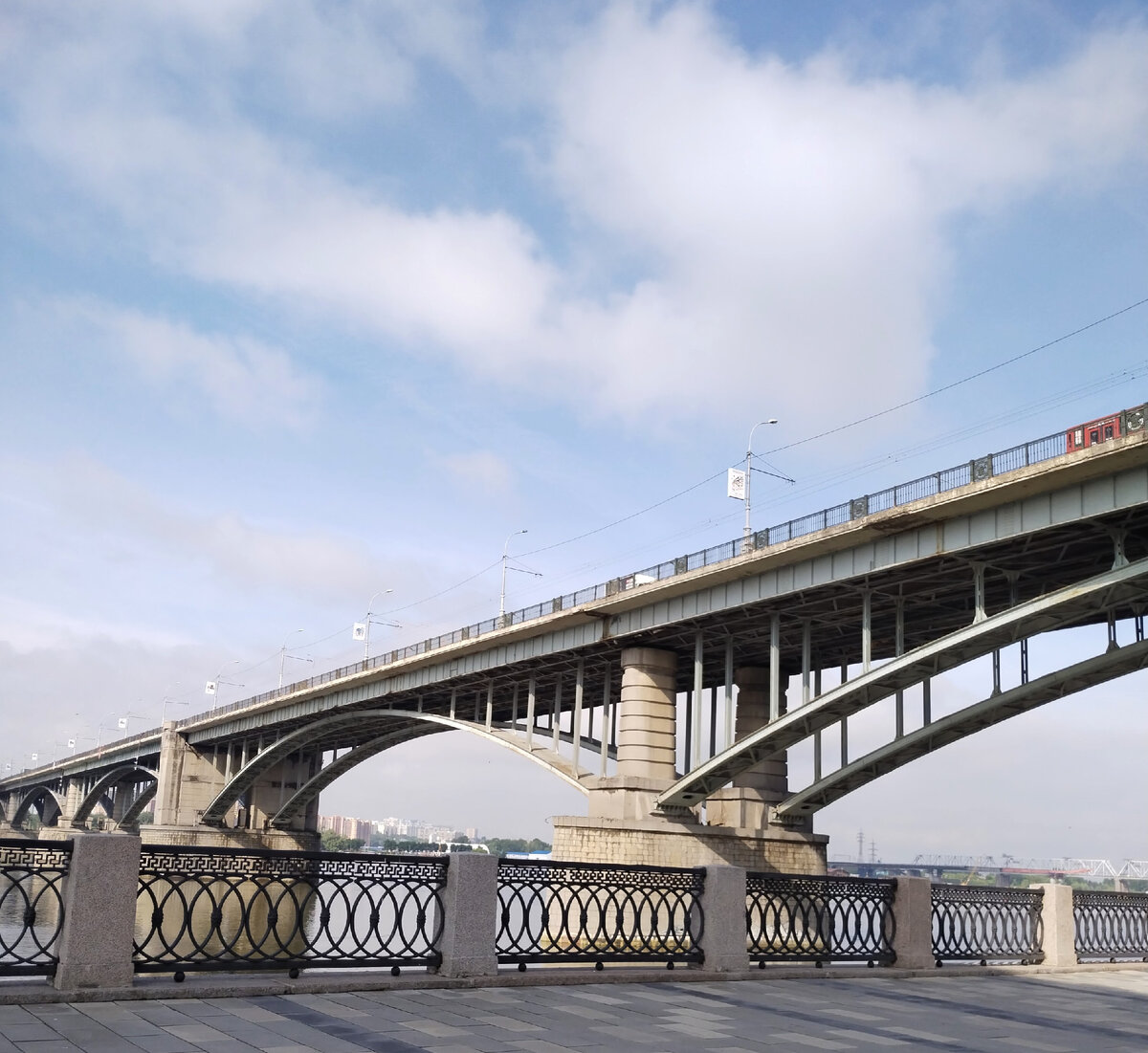 Одна из достопримечательностей города — пустая набережная рано утром 