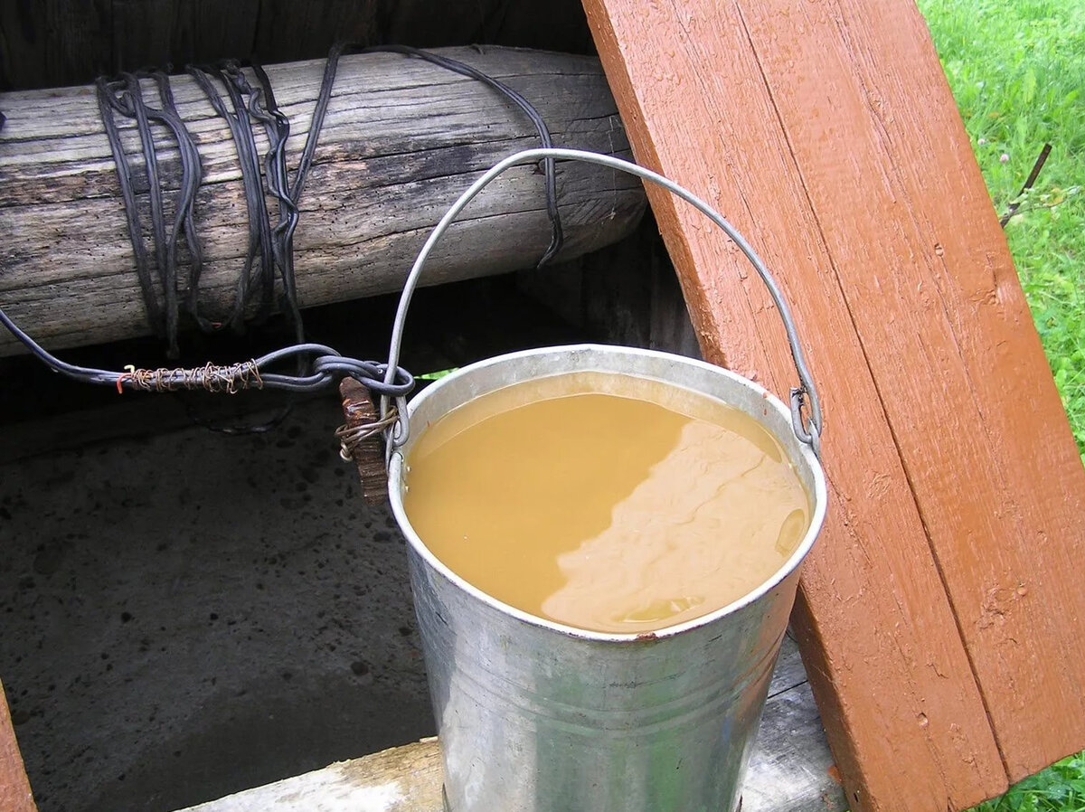 Грязная вода в дачном колодце