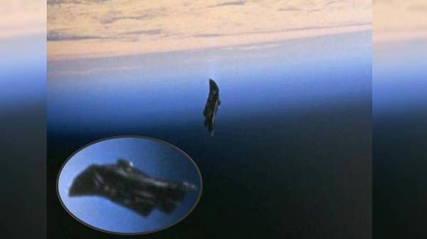 Этот спутник пролетал вблизи МКС и его зафиксировали камеры НАСА. Начиная с девятнадцатого века с этого объекта поступают радиоволны