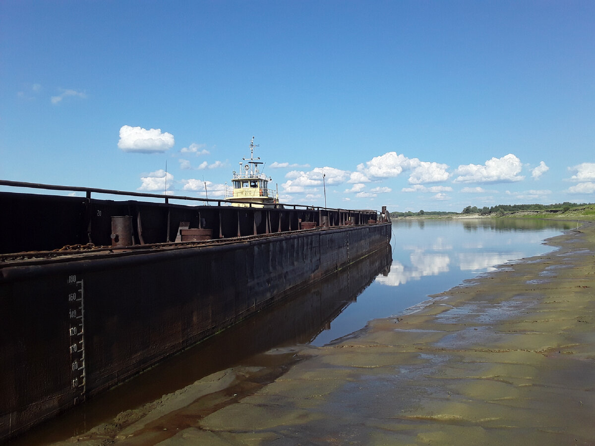 Теплоход ждет груз на р. Тобол. Здесь же команда рыбачит и недалеко купается. Фото из личного архива.