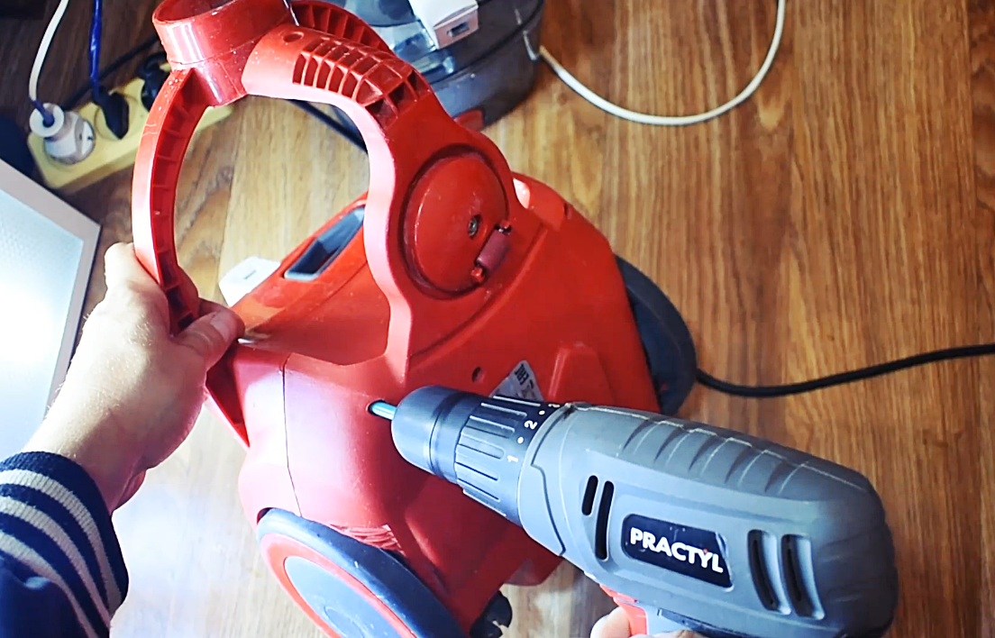 Нужна длинная бита, короткой не достать до винтов