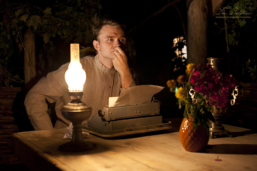 Мужик читает стих. Писатель за столом. Чтение книг при свечах. Мужик со свечкой. Поэт.