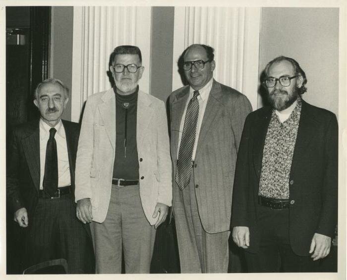  доктор Рокич - самый низкий слева