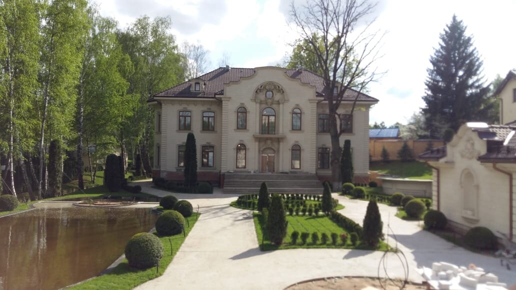 Осевая перспектива главного проезда к дому.