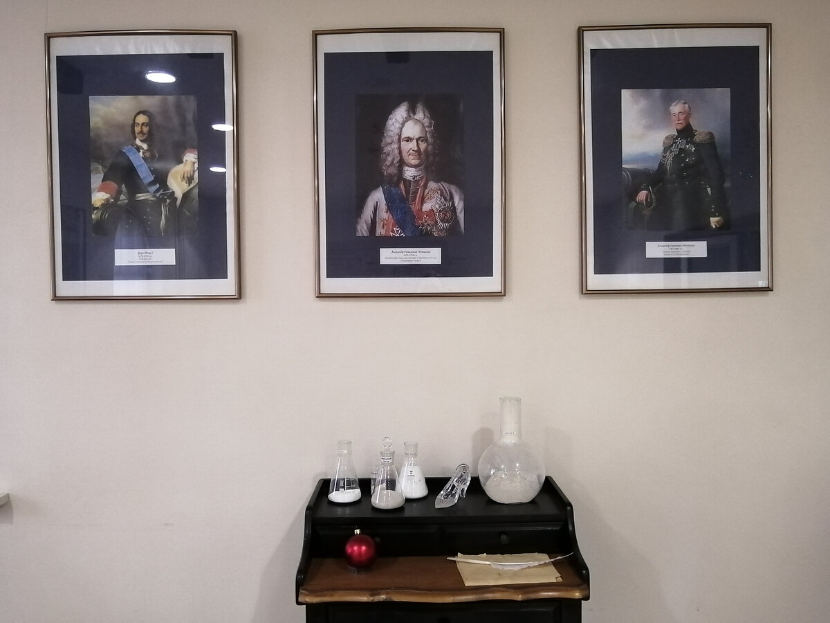 В 1848 году князь А.С. Меньшиков получил разрешение на открытие в своём имении стекольного завода. Фото автора