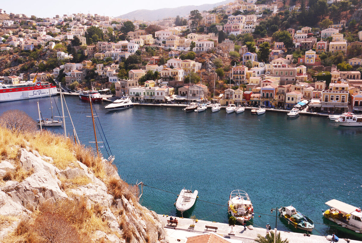 Пронзительная бирюза моря, белоснежные  яхты, разноцветные маленькие домики, «взбирающиеся» на склоны гор,  поцелованных солнцем. Мне было достаточно одной фотографии, чтобы  захотеть оказаться внутри этих пейзажей. И мы оказались! .