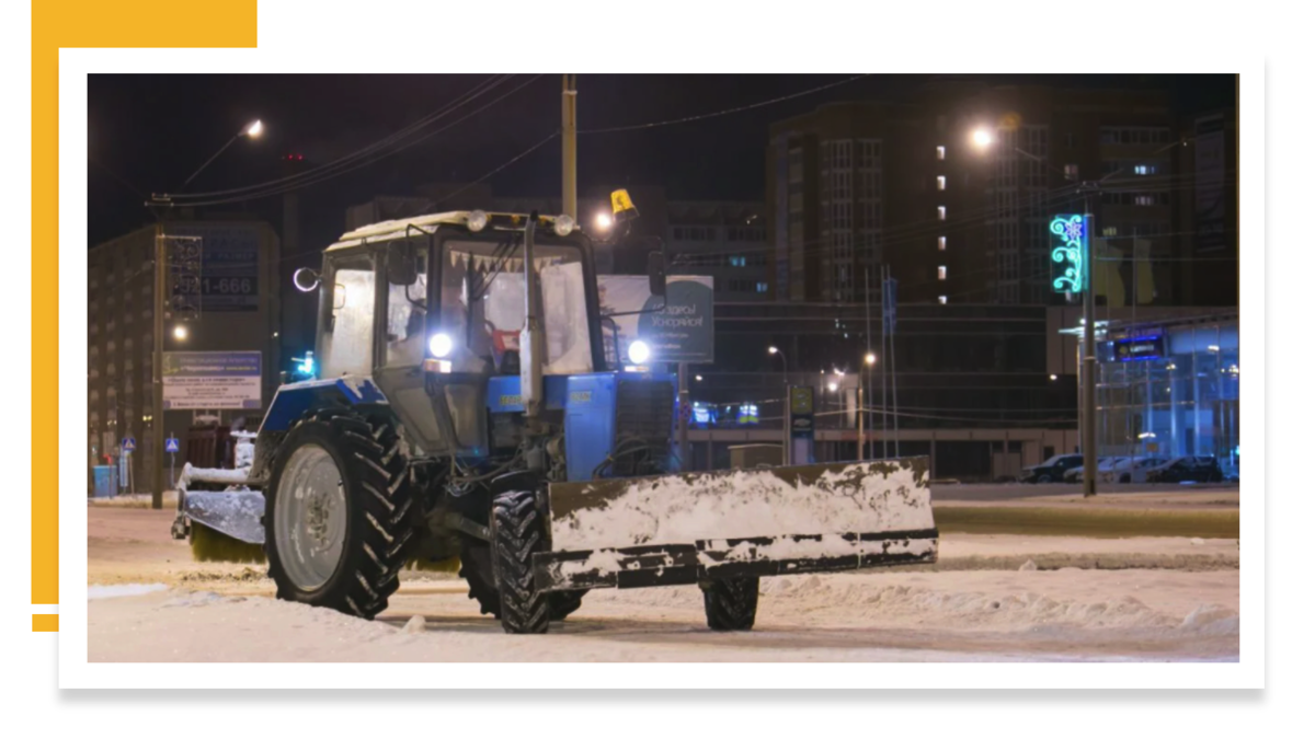 Трактор с коммунальным отвалом и щеткой