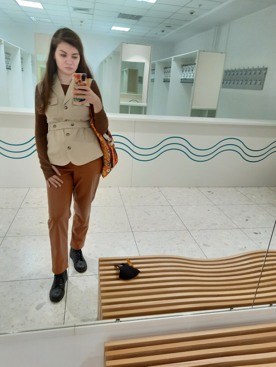 Селфи в коричневых кожаных брюках Sela, из которых я практически не вылезаю