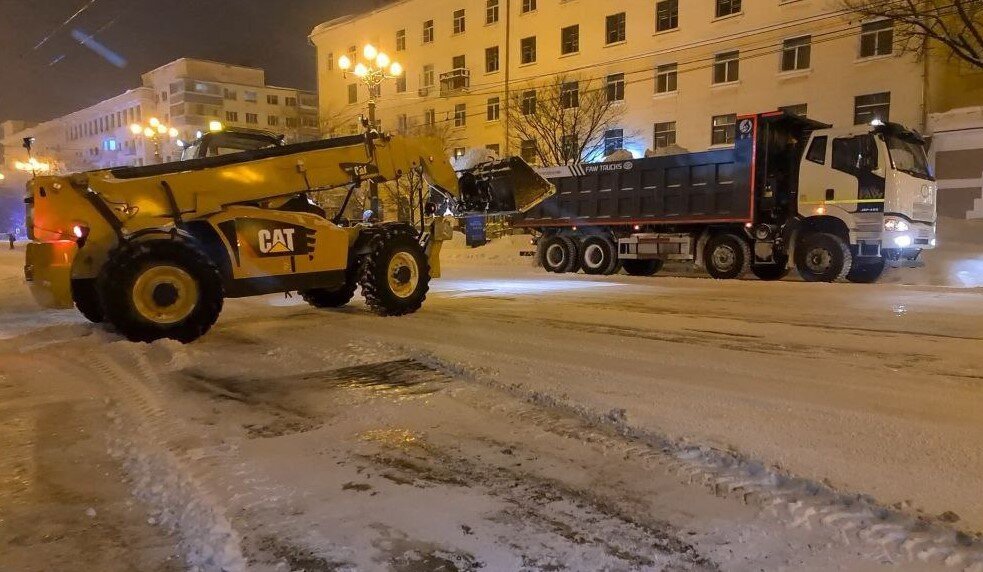 Ночная уборка снега в Хабаровске
