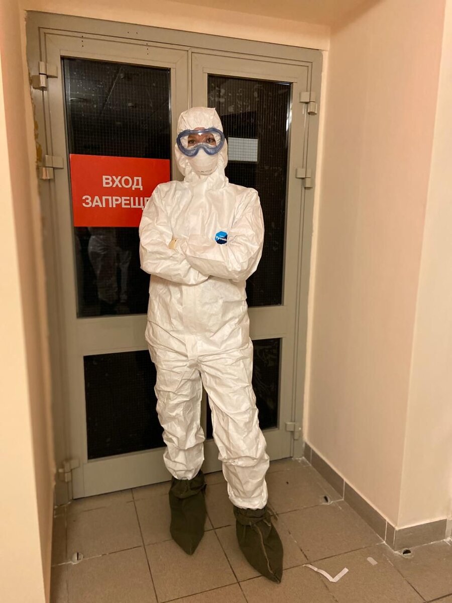 Счастье можно найти даже в тёмные времена, если не забывать обращаться к свету...  Именно так говорил мудрый волшебник Дамблдор.
Вы знаете, каждая книга, которую мы читаем, оставляет в нас нечто удивительное. А самое важное, что фразы наших любимых персонажей могут обретать смысл для современных реалий. 
Пандемия перевернула все с ног на голову, врачи ринулись в круглосуточный бой за жизни и здоровье людей. 
Я работала в Красной зоне и хотела бы сказать вам, что врачам было тяжело, хотя и сейчас ситуация нелёгкая. 
Мы тоже люди, которые устают, хотят отдохнуть, побыть с родными и близкими.И да, это нормально! Врачи стоят на страже вашего здоровья, порой даже забывая о собственном.Но мы никогда не сдаёмся! 
Порой казалось, что этому кошмару, который обрушился на мир, не будет конца. Иногда энергии настолько не хватало, что не было даже сил съесть бутерброд. 
Я не знала, как мне восстановиться, что сделать, чтобы быть в ресурсе. А ведь чтобы дарить людям заботу и вытаскивать из этих бушующих волн, нужно было набираться сил. 
Однажды произошло событие, которое поменяло мою жизнь. Оно вдохновило меня рисовать. Я любила рисовать в детстве, но во взрослой жизни руки так и не доходили до красок. 
Сейчас же для меня это глоток свежего воздуха и радость для сердца. Творчество наполняет меня энергией и придаёт сил! В свободное от работы время я получаю удовольствие от рисования, в каждой картине откликается моя душа. 
Как думаете, что произошло и сподвигло на творческие подвиги?