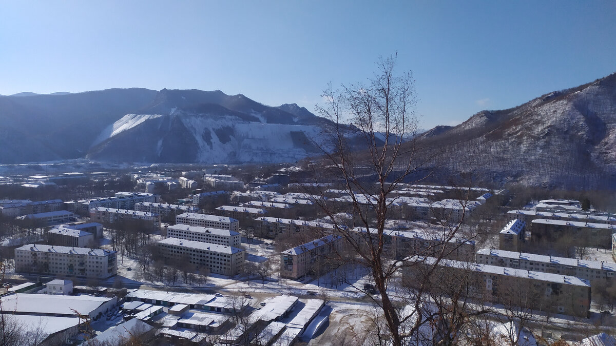 Микрорайон Горького города Дальнегорска, справа виден отрог горы Горбуша