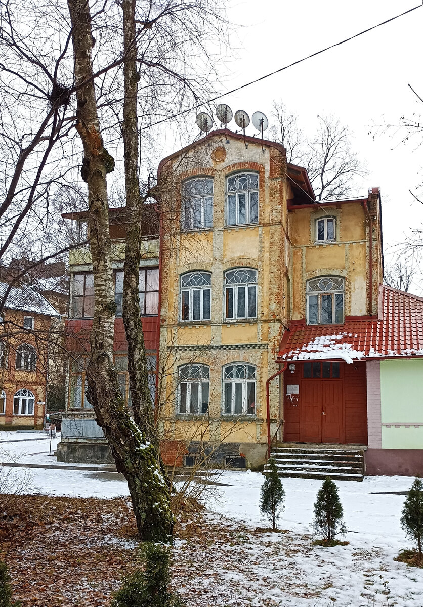Ну, разве не чудо? Одни окна чего стоят! Можно смотреть долго-долго...Очень красивая "корона" на верхнем этаже, но...эти тарелки...ух...