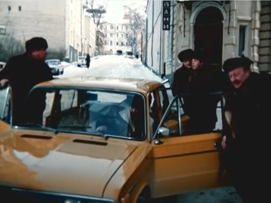 В фильме "Старый Новый год" у соседей в новостройке новогоднее настроение выплеснулось сначала на лестничную клетку, потом на улицы новогодней Москвы и завершился праздник в бане, символично смывая обиды и грехи. ВАЗ-2106, на тот год достаточно современный автомобиль, везет мужскую компанию в знаменитые Сандуновские бани, проезжая по многим хорошо узнаваемым столичным местам - видна Смоленская площадь, мелькает магазин «Руслан», потом герои едут в районе Гоголевского бульвара. Видны площадь Пречистенских ворот, самое начало Остоженки, Брюсов переулок, Большая Никитская улица, Чистопрудный бульвар... 