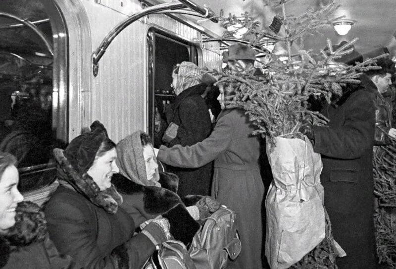 Московское метро перед праздниками, 1955 год. Источник фото: soviet-postcards.com
