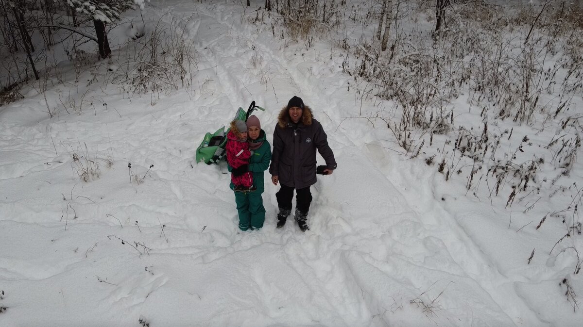 Всей семьей в зимнем лесу  