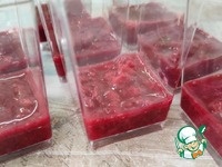     Фруктовое пюре разложите по порционным стаканчикам.